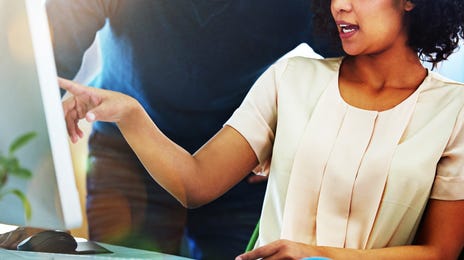 Personas viendo ofertas de empleo