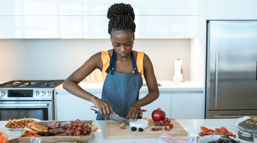 Mujer descubriendo los sabores en inglés, desde el dulce hasta el salado con diferentes alimentos.
