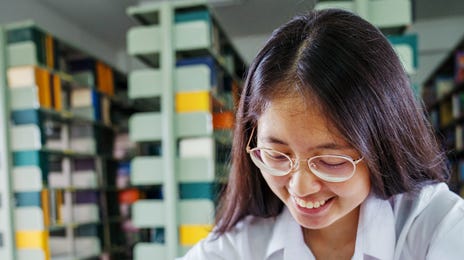 Niña estudiando inglés para niños de secundaria