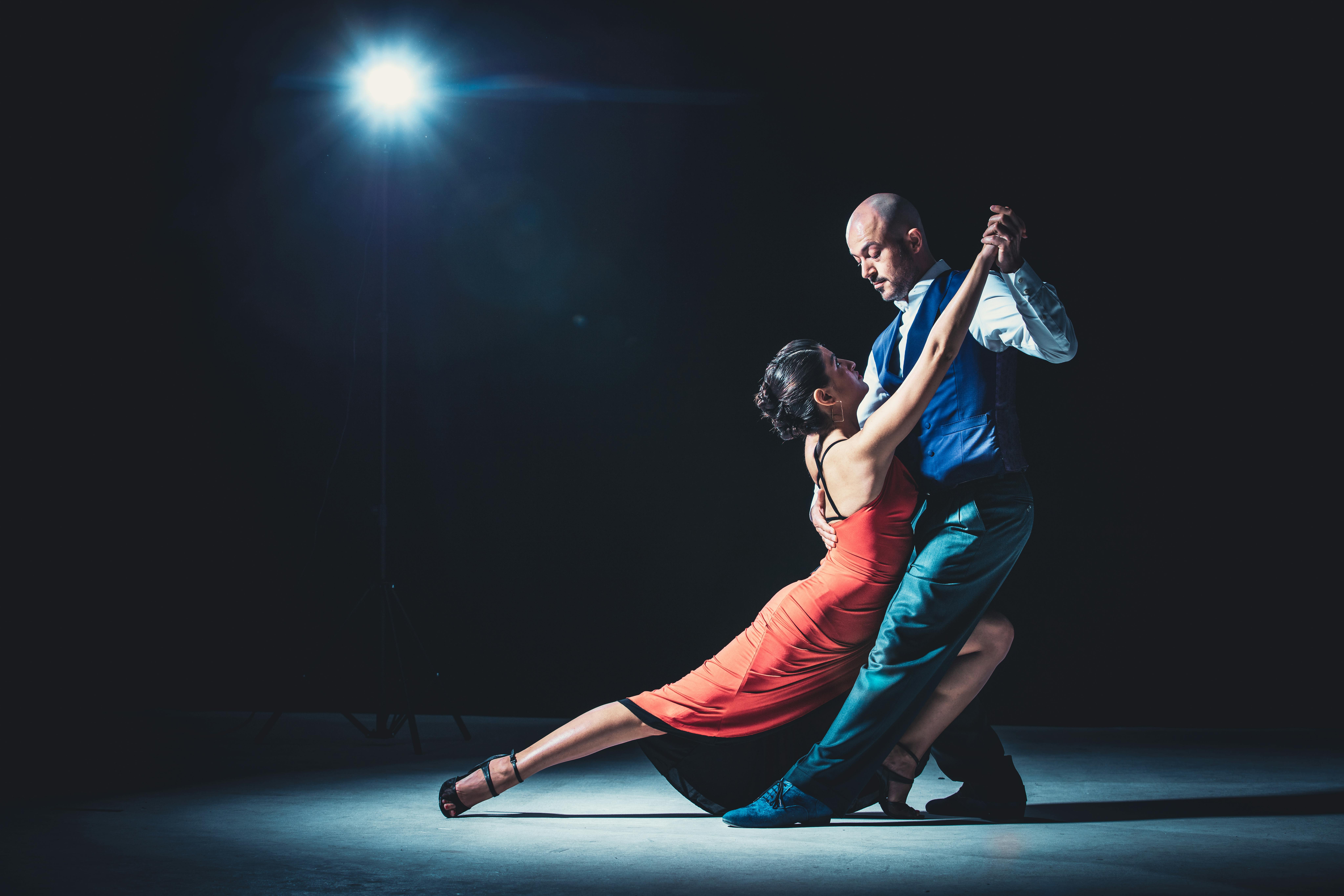 Hombre_y_mujer_bailando_tango._Patrimonio_cultural_de_Argentina.jpg