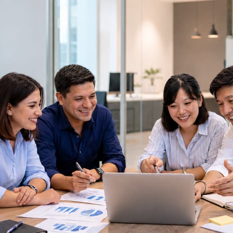 Equipo en una reunión de capacitación para empresas.