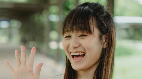 mujer saludando informalmente en diferentes idiomas