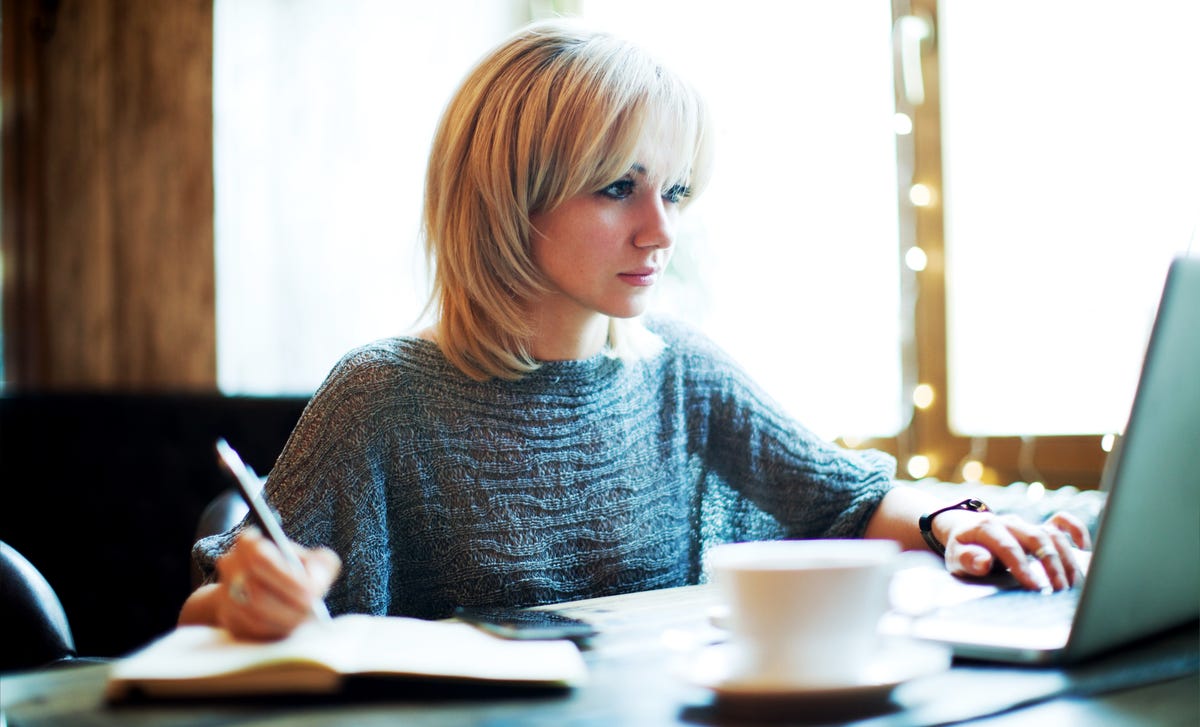 Mujer en clases de portugués en línea