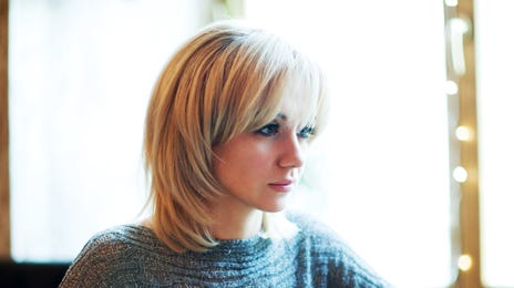 Mujer en clases de portugués en línea