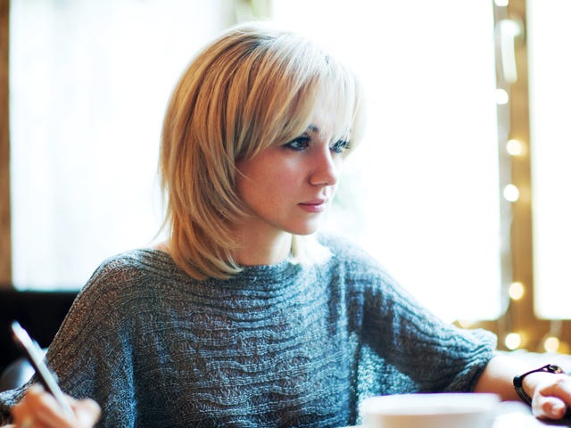 Mujer en clases de portugués en línea