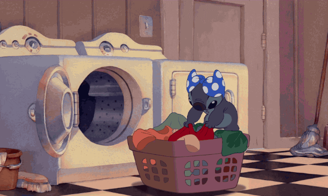 Stitch jugando con ropa en el cuarto de lavado