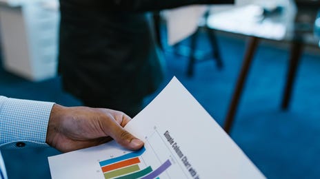 Parrilla con tablas de errores en la empresa.