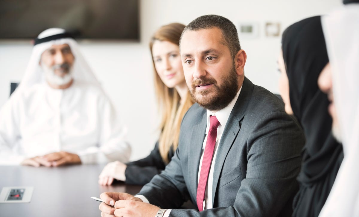 Hombre en formación cultural y capacitación para empresas