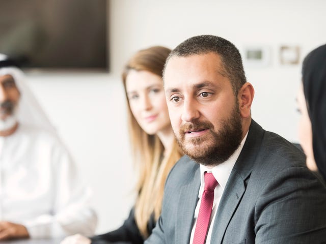 Hombre en formación cultural y capacitación para empresas