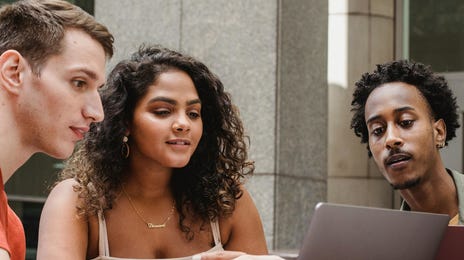 Jóvenes estudiando los indicadores digitales de desempeño