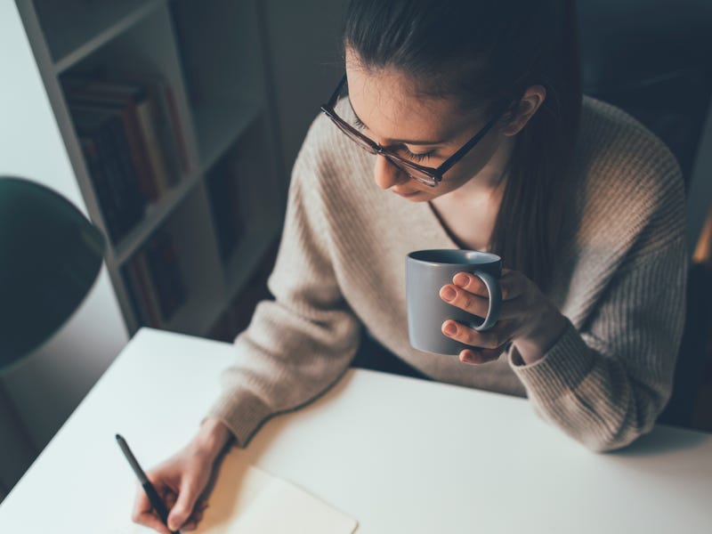 Mujer estudiando los números en alemán