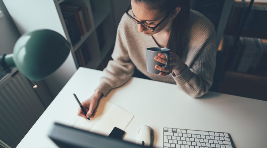 Mujer estudiando los números en alemán