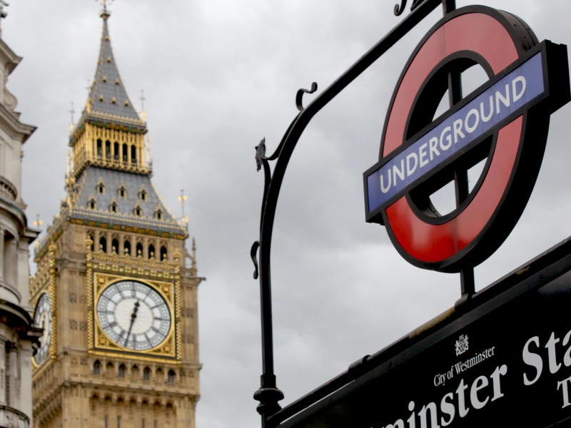 El icónico Big Ben acompañado del emblema del metro subterráneo son elementos clave de la cultura inglesa