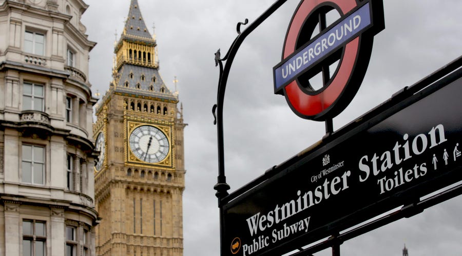 El icónico Big Ben acompañado del emblema del metro subterráneo son elementos clave de la cultura inglesa