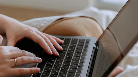 Cómo firmar un correo electrónico en francés