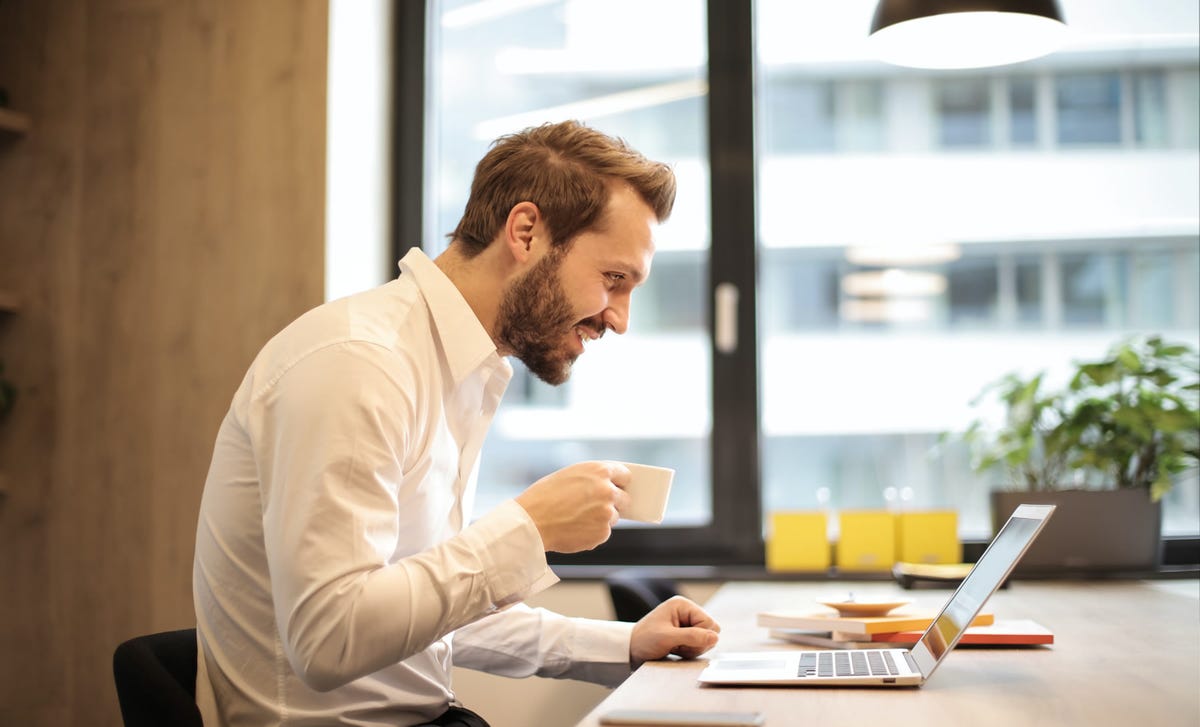Hombre en clases de español online