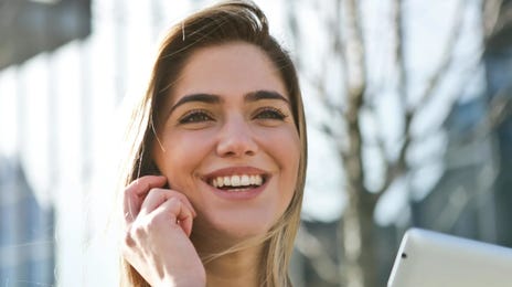 Mujer expresando en inglés