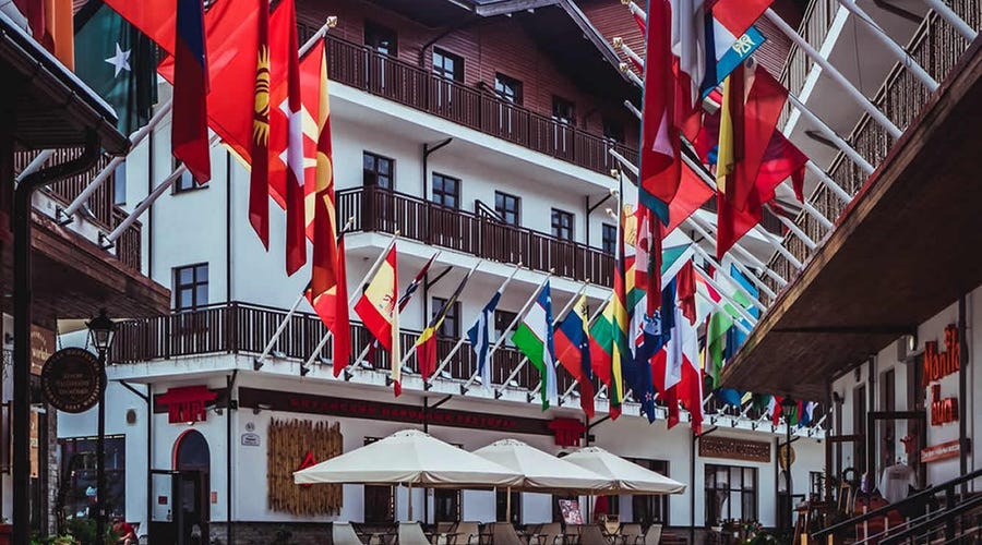 Banderas del mundo pendiendo del borde de un edificio