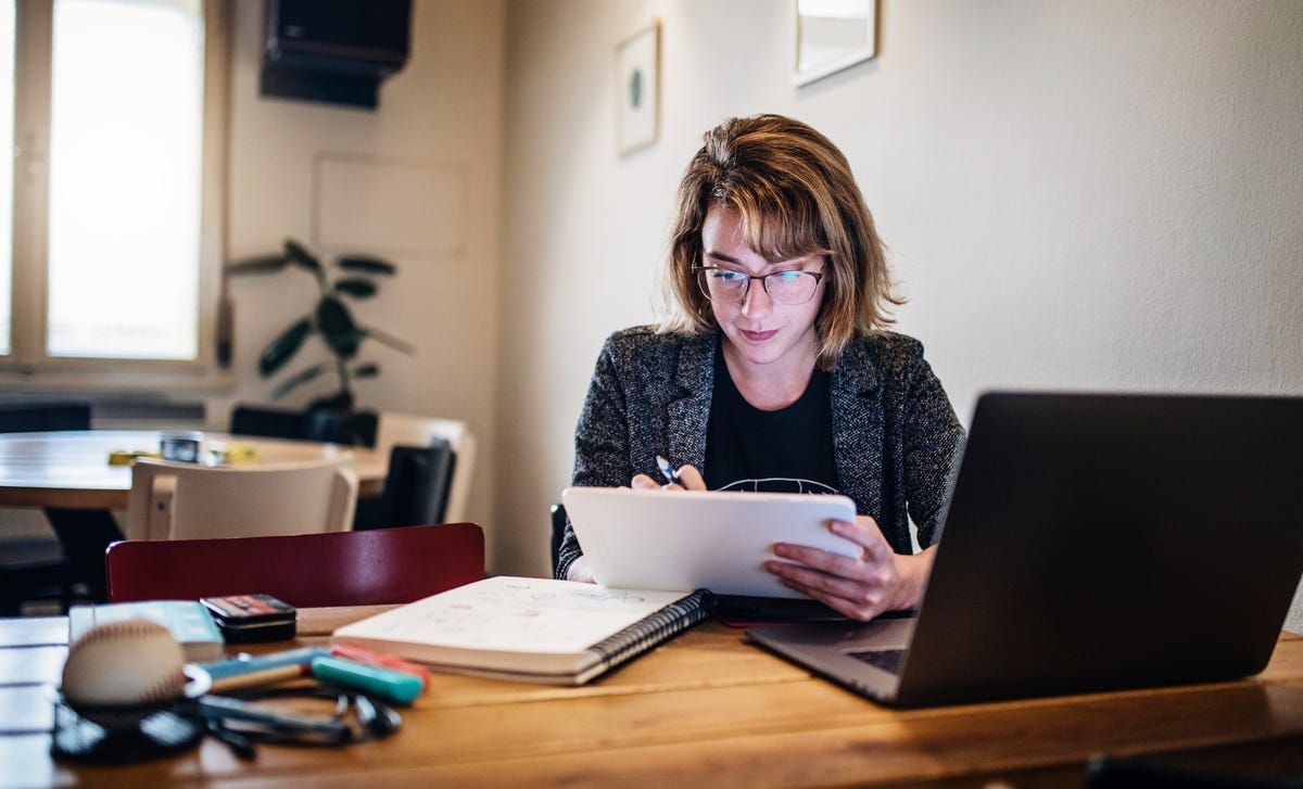Mujer en autoestudio CyberTeachers