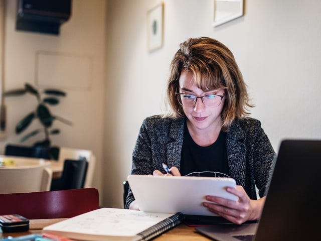 Mujer en autoestudio CyberTeachers
