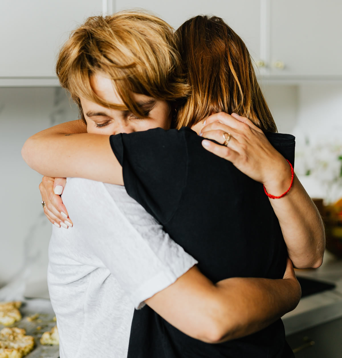 Dos mujeres dándose un abrazo