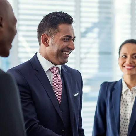 Personas platicando de una certificación de idiomas para empresas.