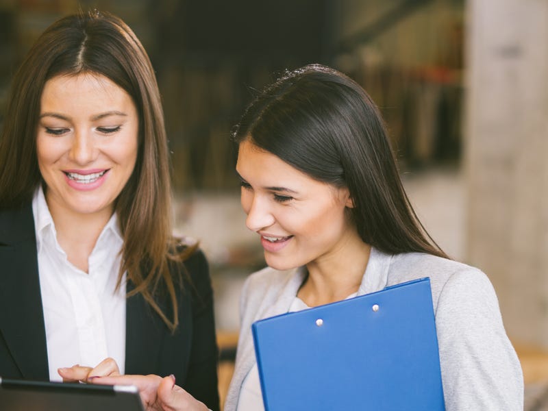 Mujer estudiando los números en portugués