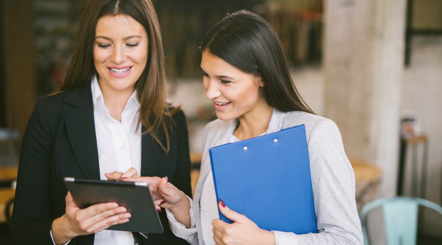 Mujer estudiando los números en portugués