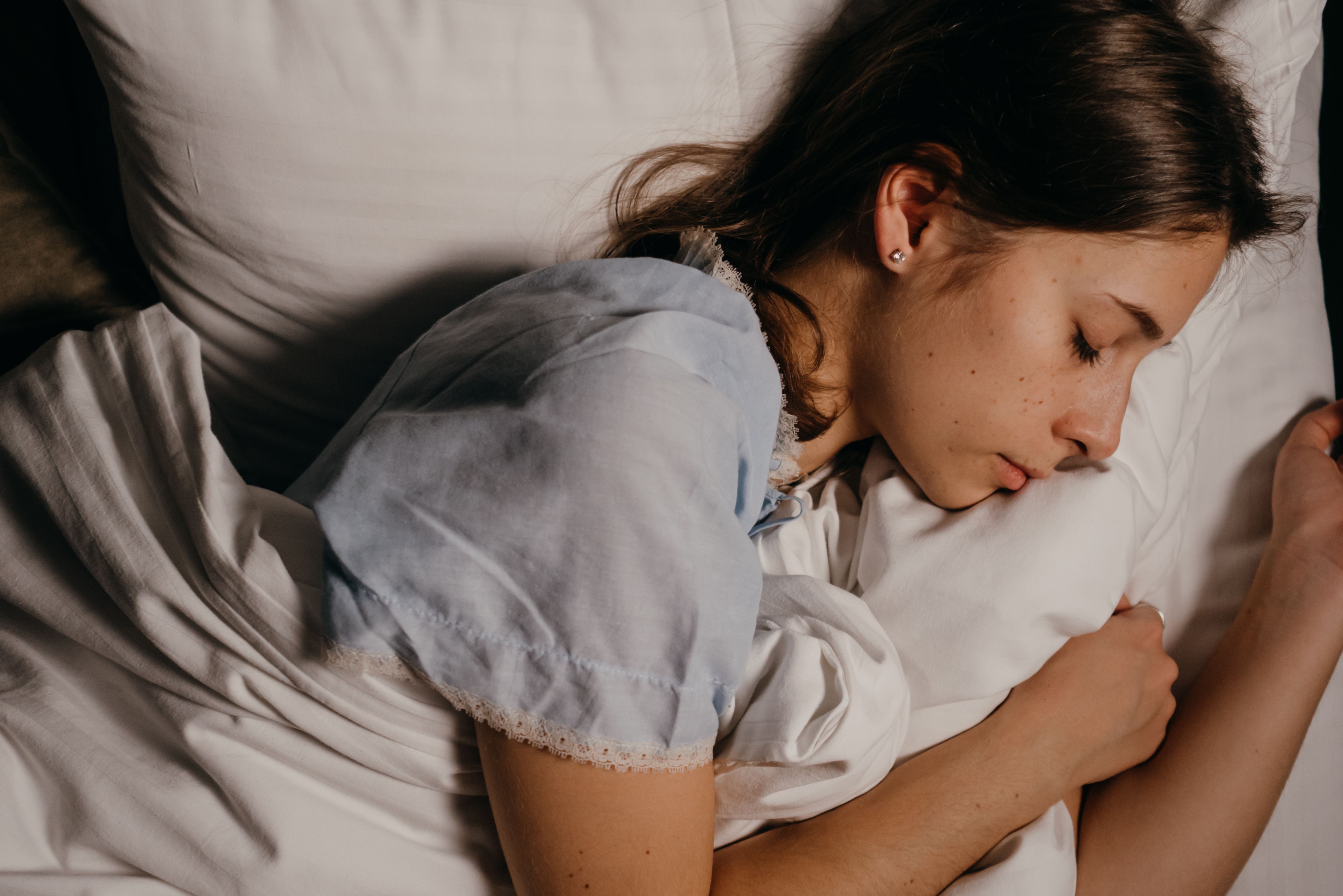 Mujer durmiendo mientras tiene sueños en otros idiomas.