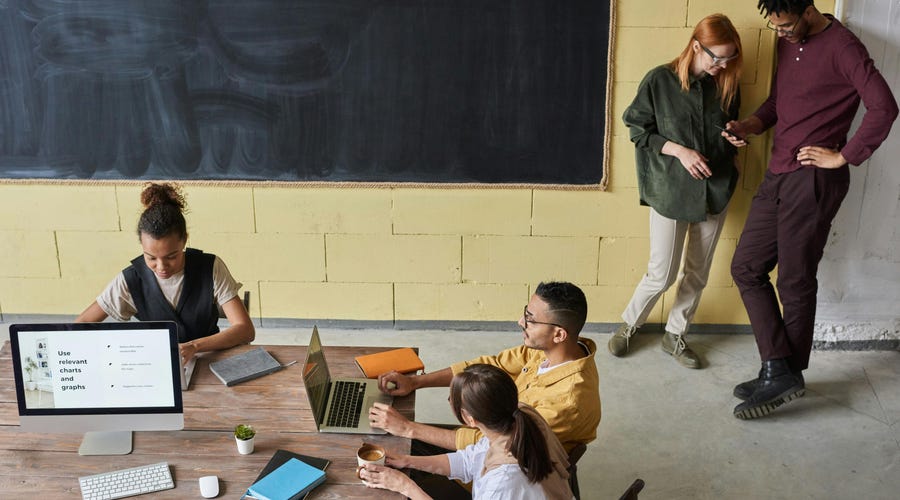 Estudiantes que usaron el mejor método para aprender inglés, el método Berlitz, conversan y practican.