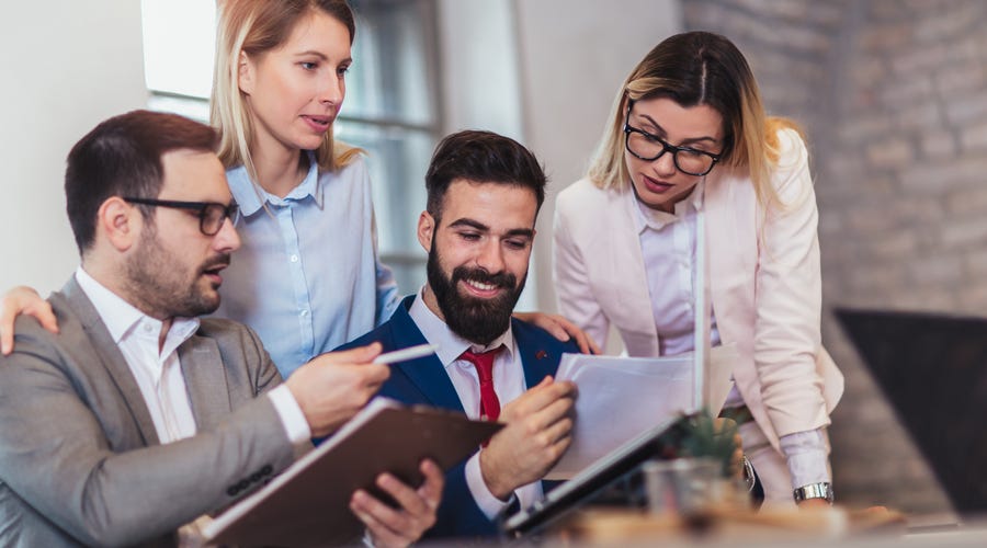 Ejecutivos analizando las metas trazadas