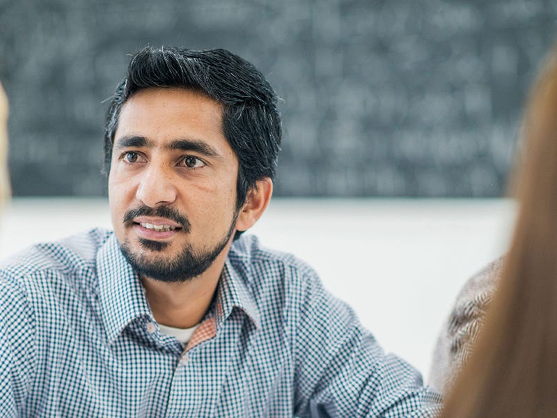 Hombre dando tips para hablar inglés como un nativo