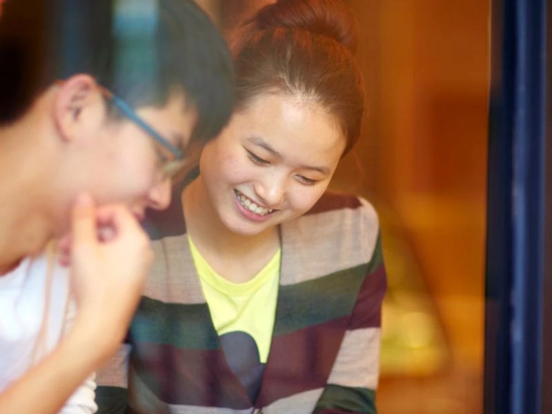 Mujer explicando los participios en inglés