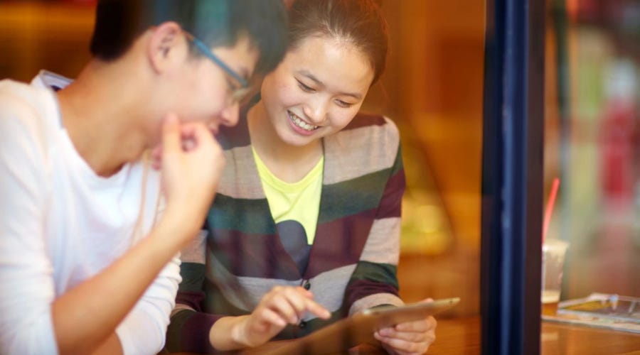 Mujer explicando los participios en inglés