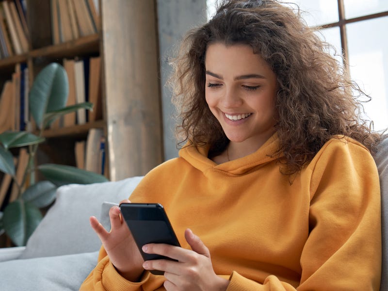 Mujer practicando idiomas desde su celular