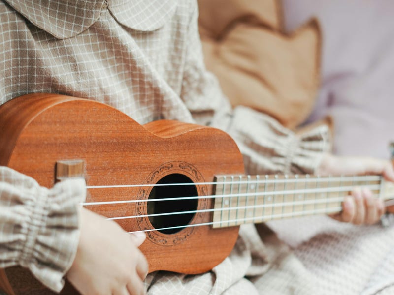 Niño tocando canciones en inglés para niños.