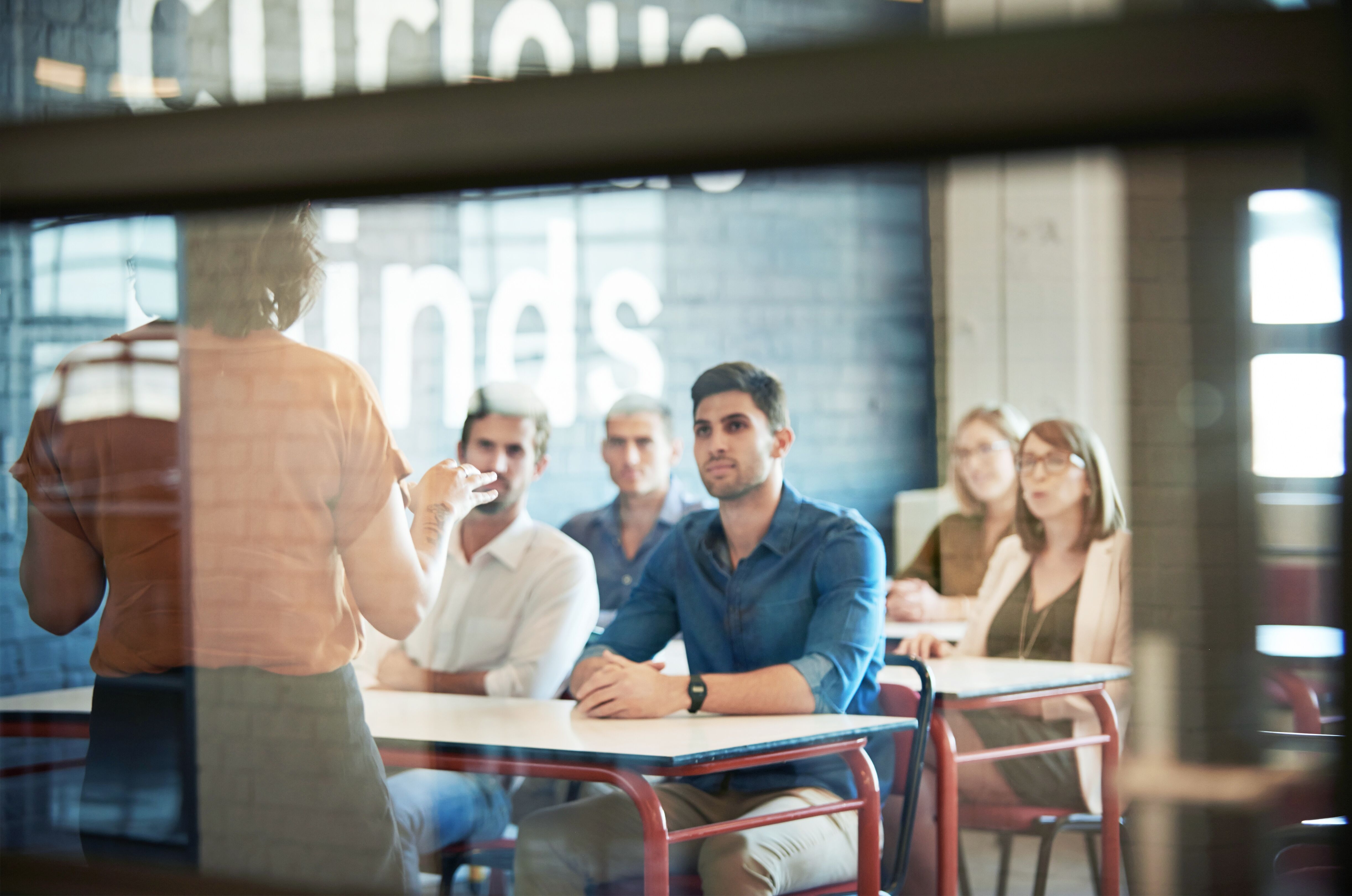Personas en clases grupales de idiomas para adultos