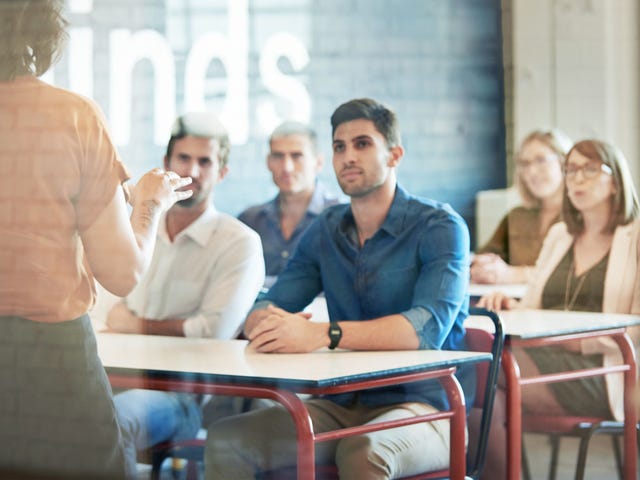 Personas en clases grupales de idiomas para adultos