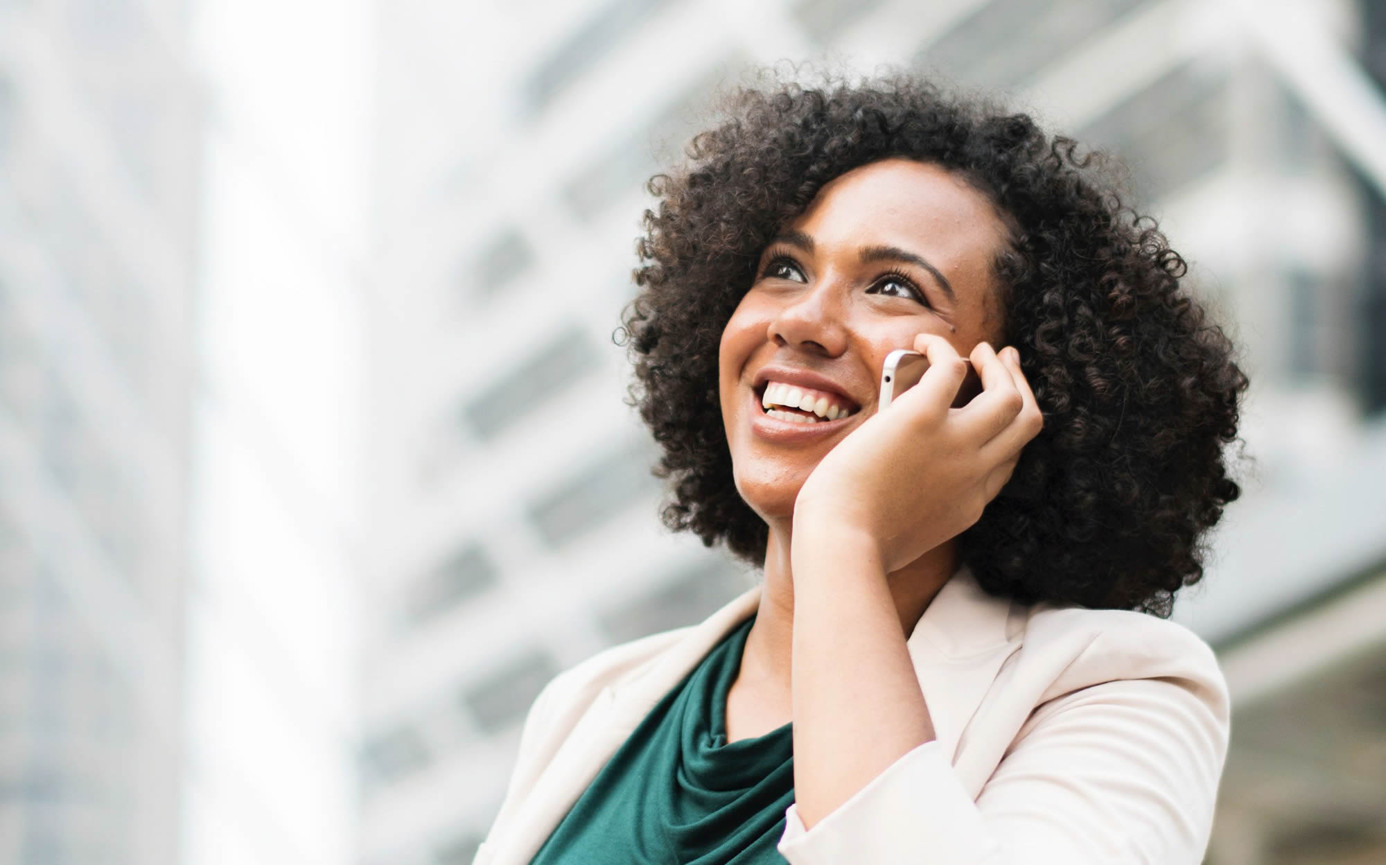 Persona practicando la pronunciación en inglés