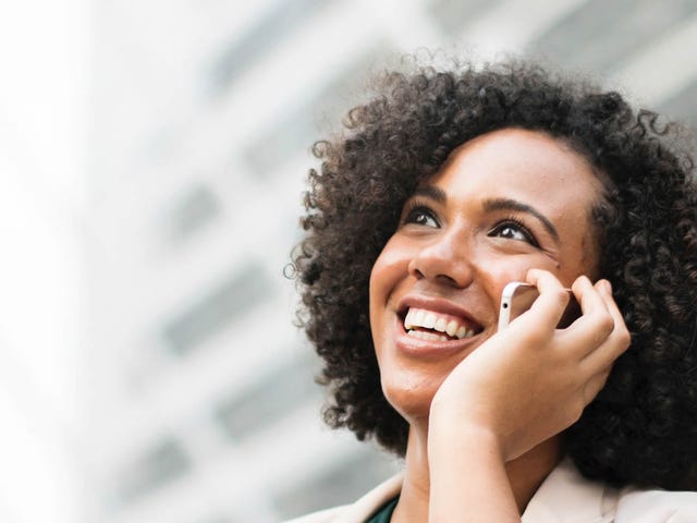 Persona practicando la pronunciación en inglés