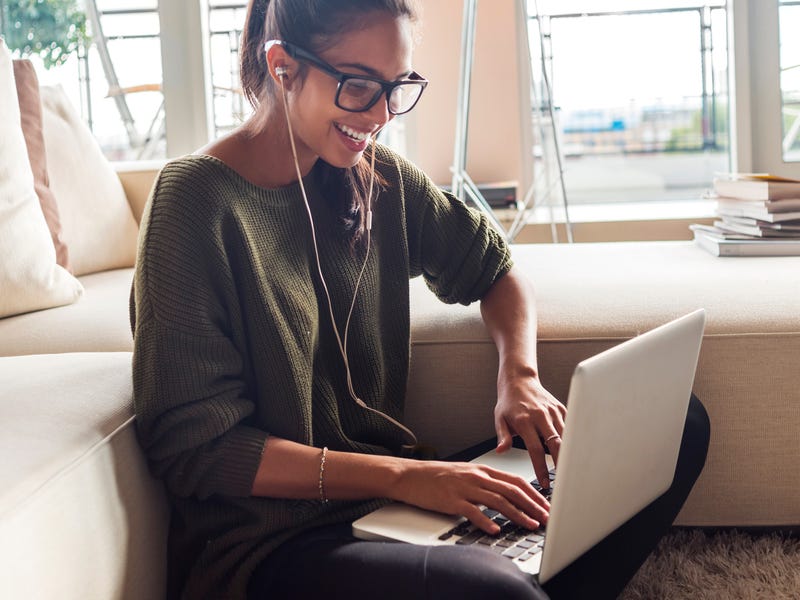 Mujer aprendiendo cómo escribir un correo en inglés