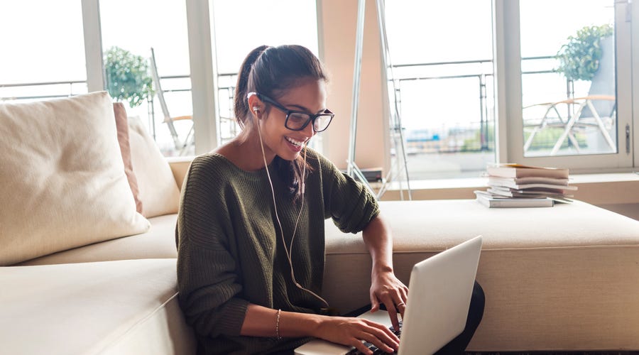 Mujer aprendiendo cómo escribir un correo en inglés
