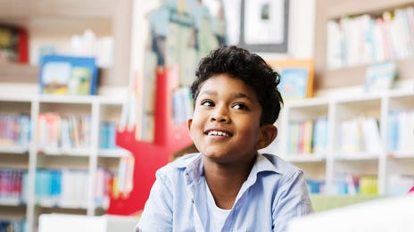 Niño estudiando inglés para niños de primaria