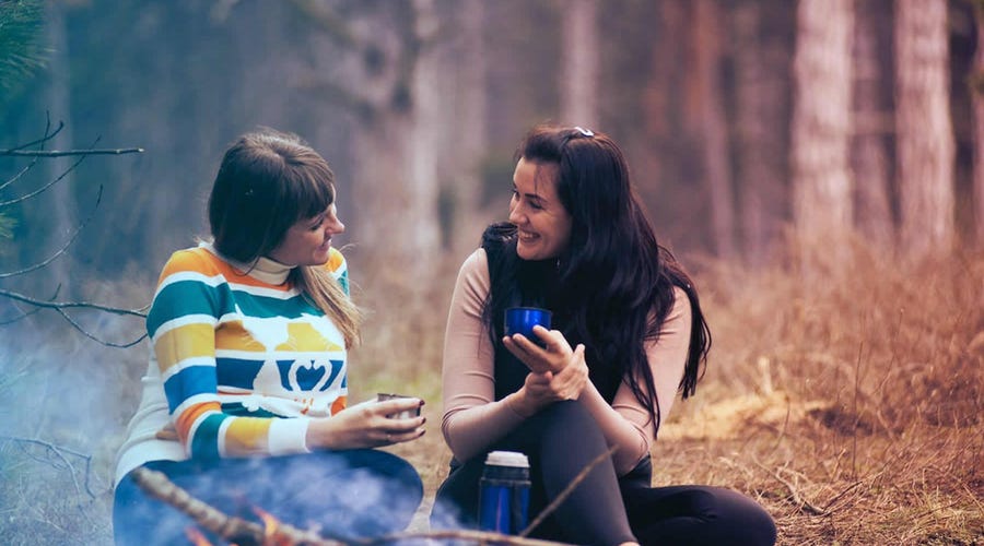 Mujeres practicando las expresiones de tiempo en inglés