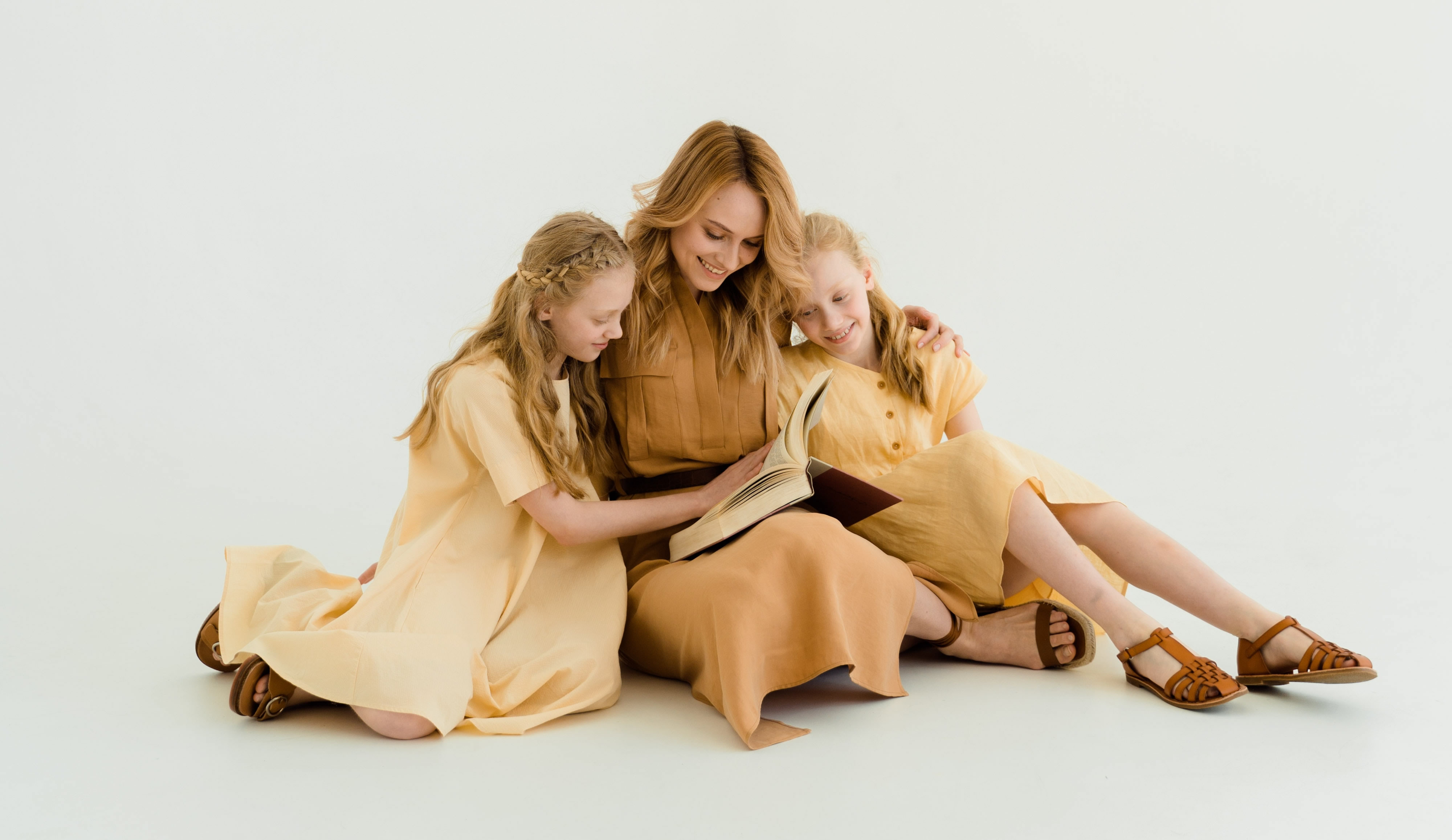 Una mamá leyendo con sus dos hijas