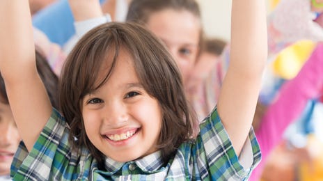 Niño en clase de inglés para niños y jóvenes