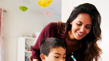 Mujer enseñando idiomas a un niño