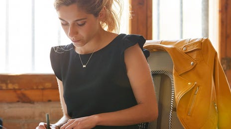 Mujer estudiando en la escuela de idiomas