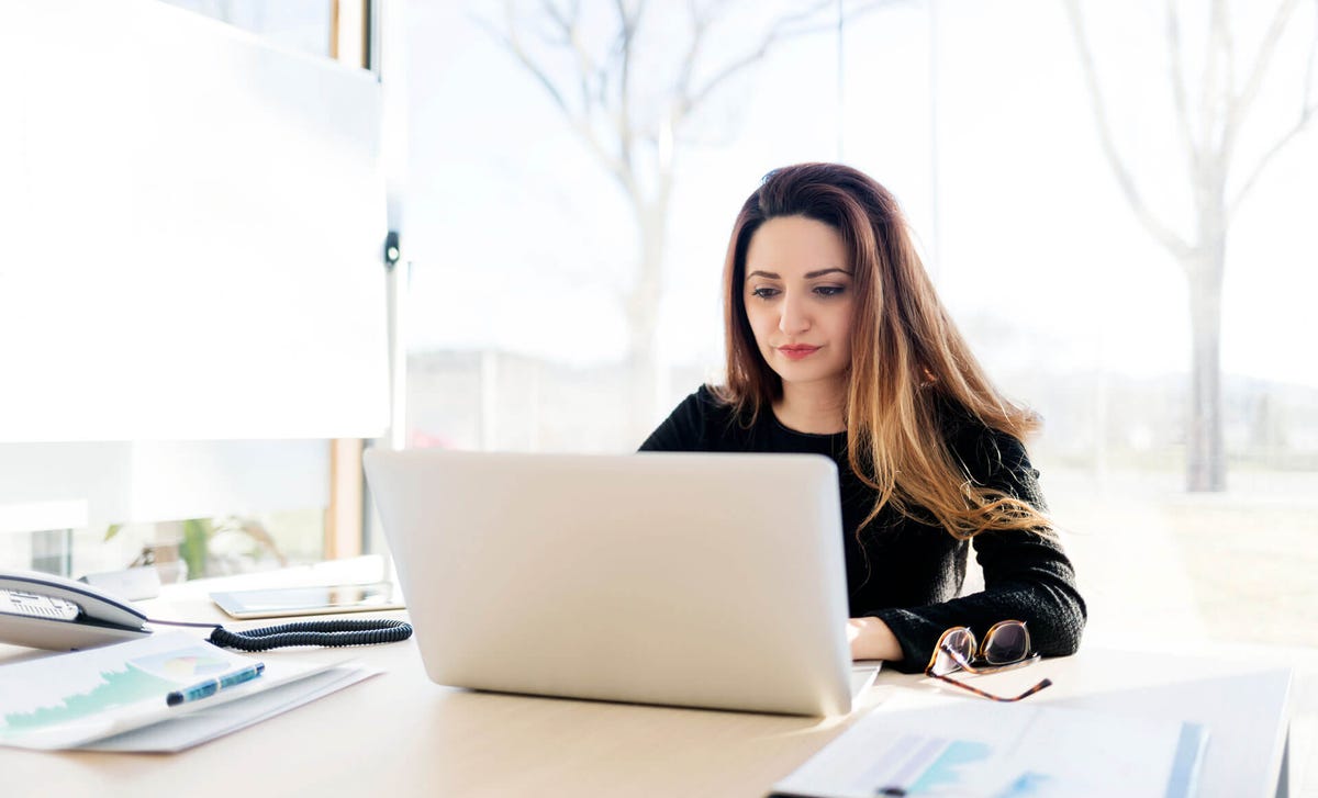 Mujer estudiando inglés en modalidad de autoaprendizaje con plataforma virtual de Berlitz México