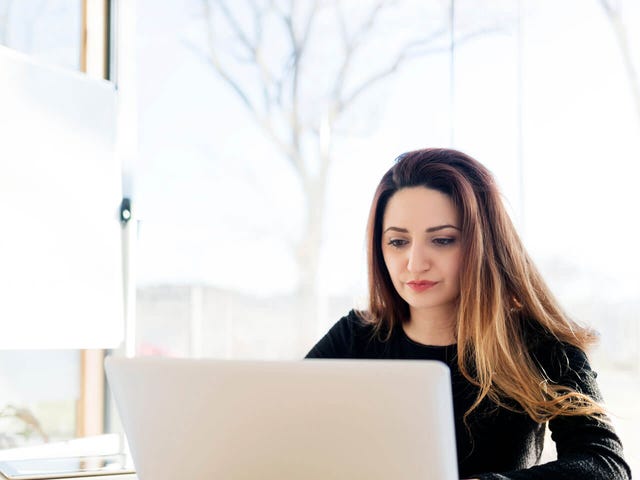 Mujer estudiando inglés en modalidad de autoaprendizaje con plataforma virtual de Berlitz México